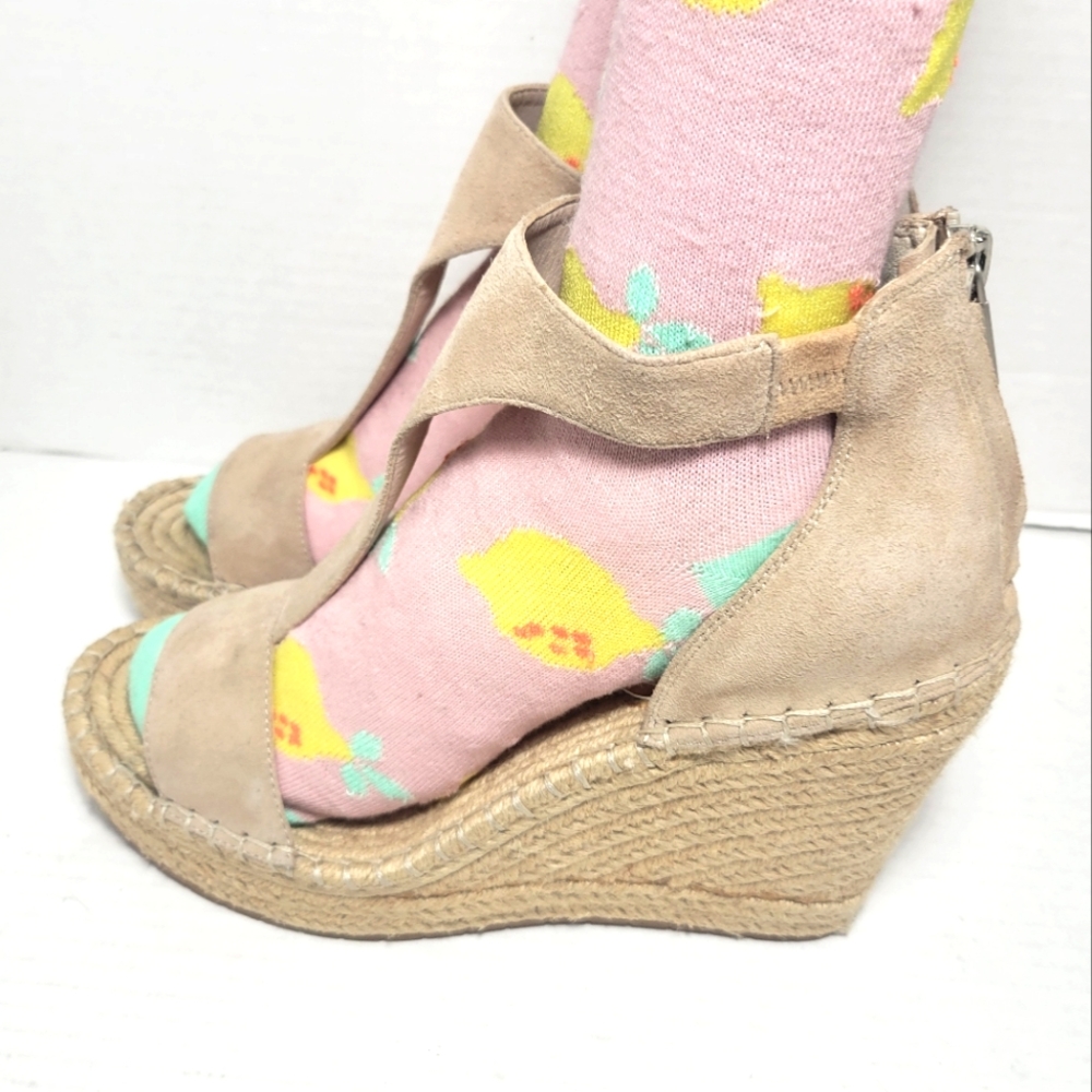 NWOT KENNETH COLE Olivia Taupe T-strap Suede Wedges